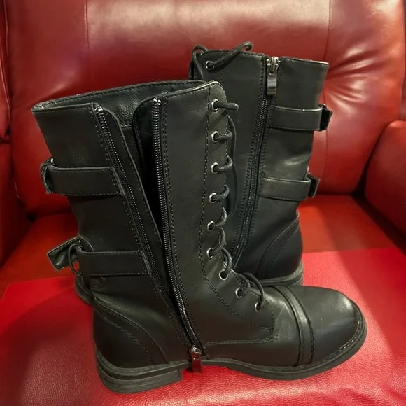 Black Women's Lace-Up Boots - Picture 3 of 7